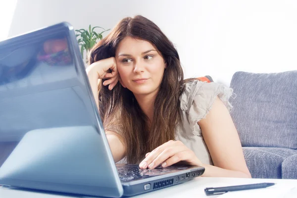 Kobieta korzystająca z laptopa — Zdjęcie stockowe
