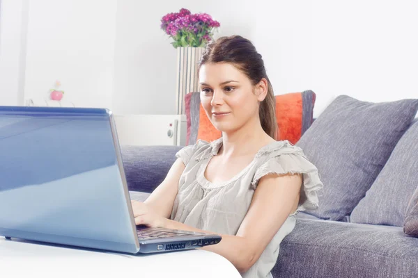 Woman using laptop — Stock Photo, Image