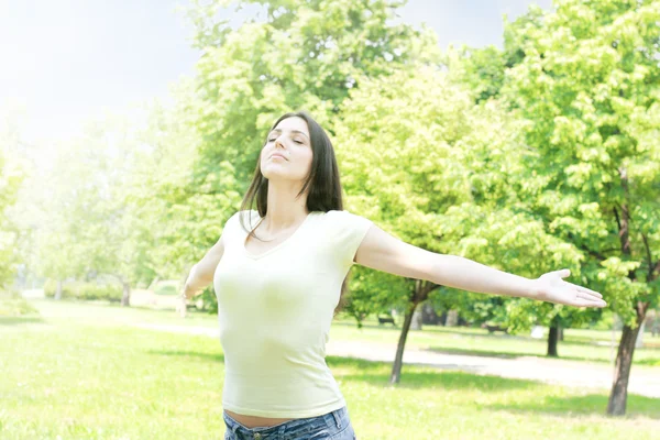 Jonge vrouw genieten van mooie zomerdag — Stockfoto