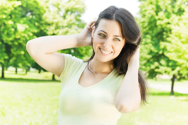 Mutlu genç kadın parkta güzel bir bahar gününde eğleniyor. — Stok fotoğraf