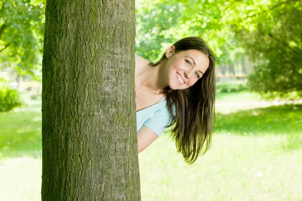 Felice giovane donna nel parco — Foto Stock