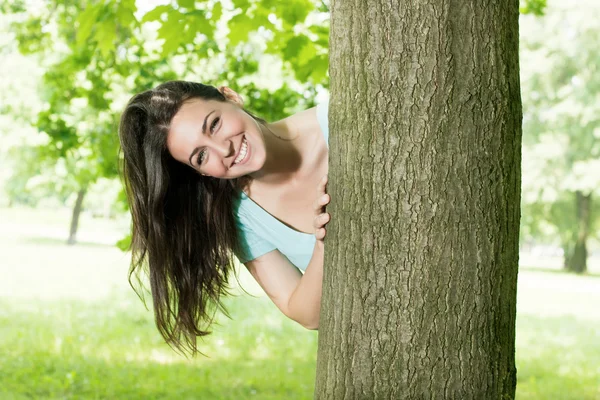 Lycklig ung kvinna i parken — Stockfoto