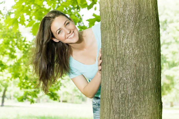 Ευτυχισμένη νεαρή γυναίκα στο πάρκο — Φωτογραφία Αρχείου