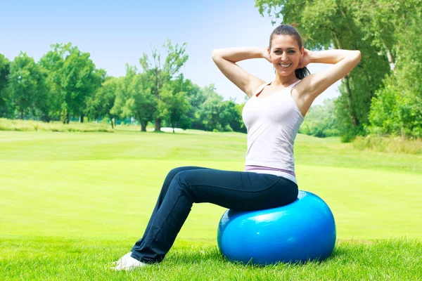Fitness femmes faisant de l'exercice avec pilates ballon à l'extérieur — Photo