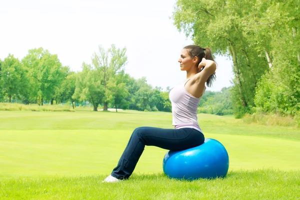 Fitness vrouwen met pilates bal buitenshuis uitoefening — Stockfoto