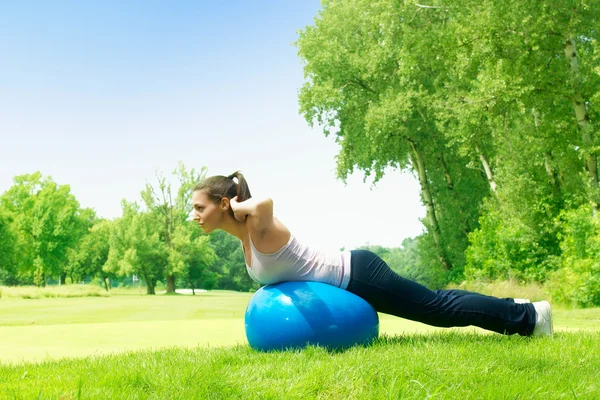 Kobiet fitness ćwiczenia pilates piłkę na zewnątrz — Zdjęcie stockowe