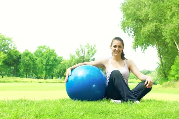 Fitness kvinnor tränar med pilates boll utomhus — 图库照片