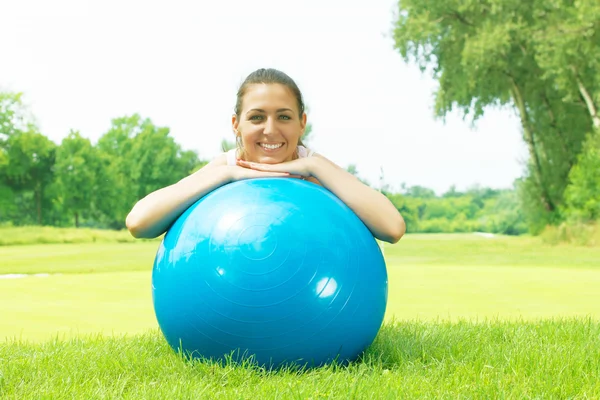 Fitness para mujeres haciendo ejercicio con bolas de pilates al aire libre — Foto de Stock