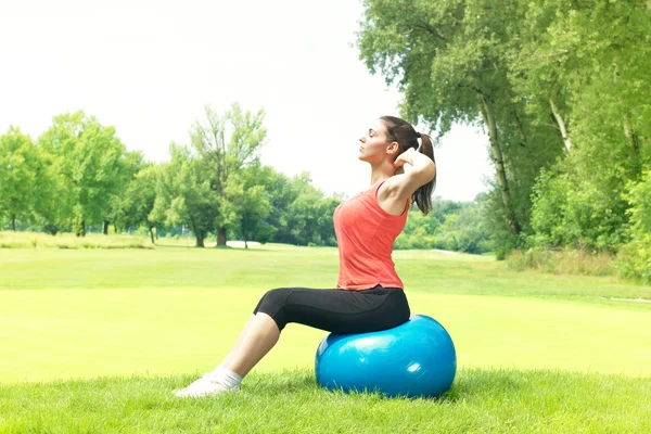 Fitness ragazza che fa esercizio con pilates palla all'aperto — Foto Stock