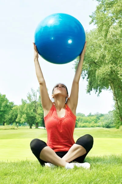 Fitness dívka dělat cvičení pilates míč venku — Stock fotografie