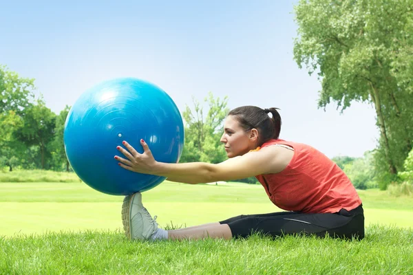 Κορίτσι γυμναστήριο κάνει άσκηση με μπάλα Πιλάτες σε εξωτερικούς χώρους — Φωτογραφία Αρχείου