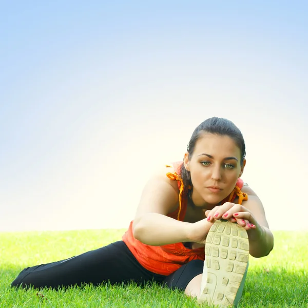 Mujeres jóvenes activas haciendo ejercicio de estiramiento al aire libre — Foto de Stock