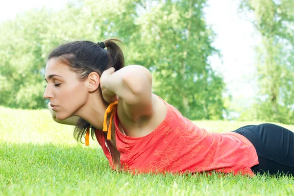 Dziewczynka fitness robi ćwiczenia rozciągające na zewnątrz — Zdjęcie stockowe