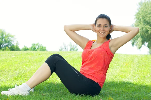 Fitness dívka dělá protahovací cvičení venku — Stock fotografie