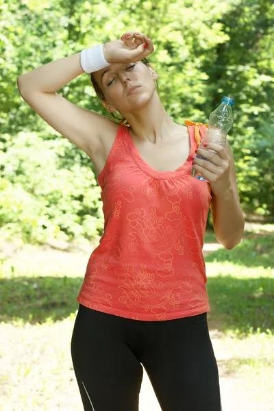 Fitness dívka odpočívá po cvičení venku. — Stock fotografie