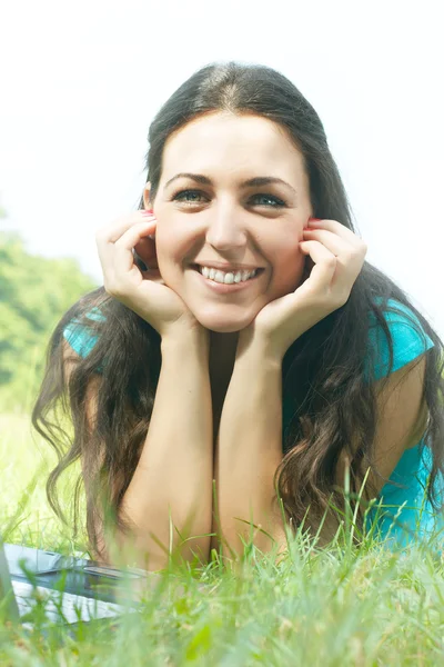 Portret szczęśliwej młodej kobiety na świeżym powietrzu — Zdjęcie stockowe