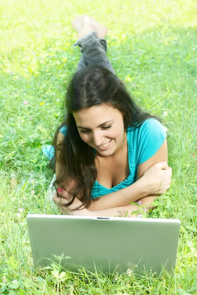 Belle jeune femme utilisant un ordinateur portable à l'extérieur — Photo