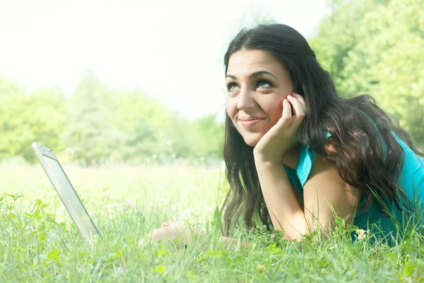 Thinking woman using laptop outdoors. — Stock Photo, Image
