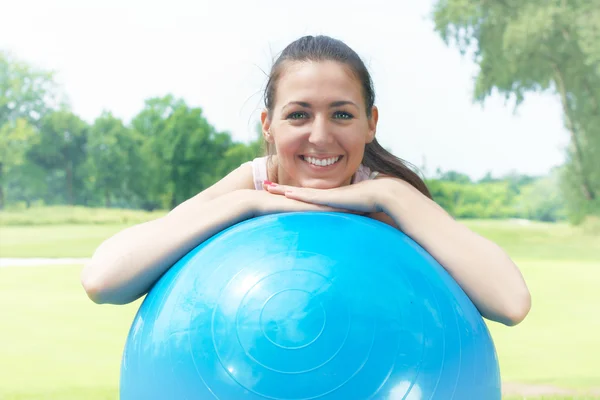 Fitness donne che esercitano con pilates palla all'aperto — Foto Stock