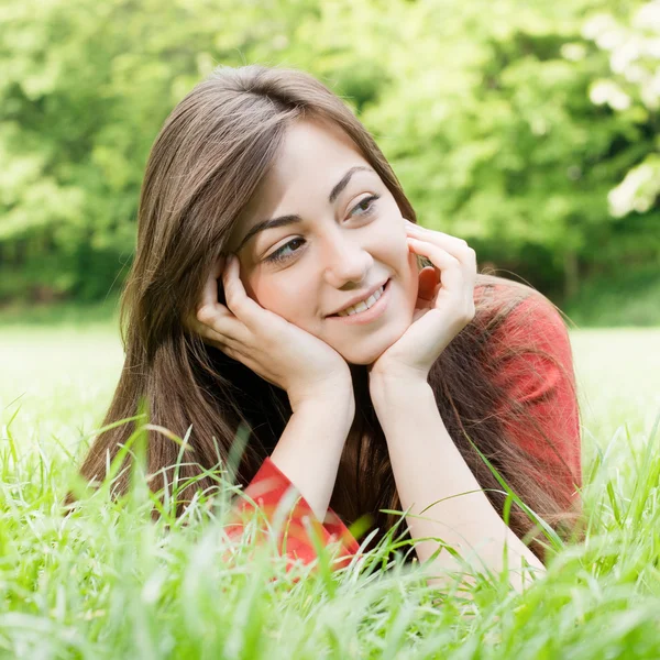 Szczęśliwa dziewczyna na zewnątrz zrelaksowany — Zdjęcie stockowe