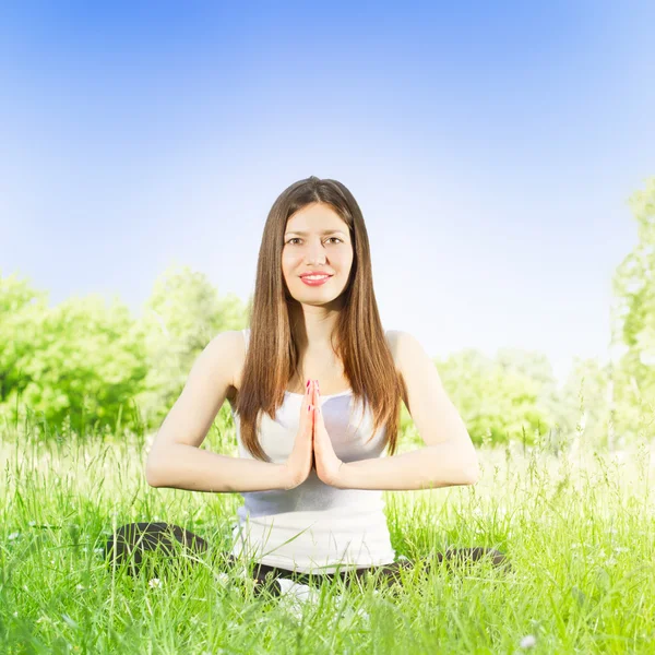 Yoga kvinnan utomhus — Stockfoto