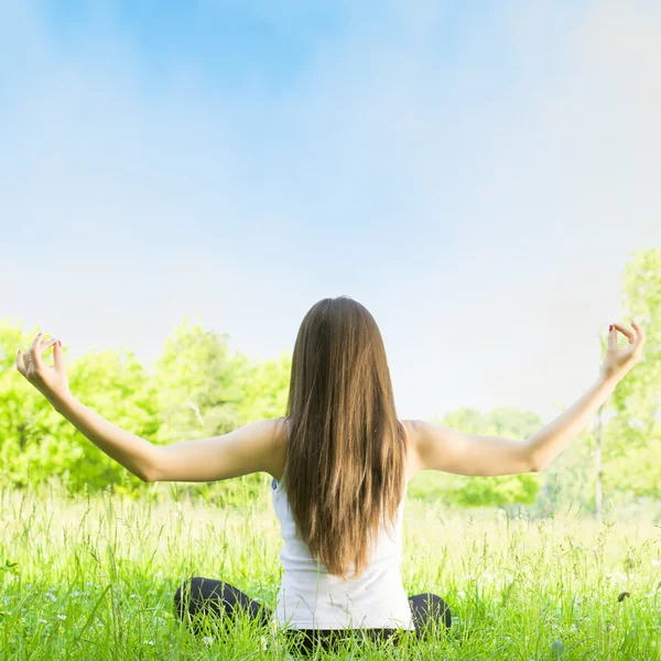 Mulher de ioga ao ar livre — Fotografia de Stock