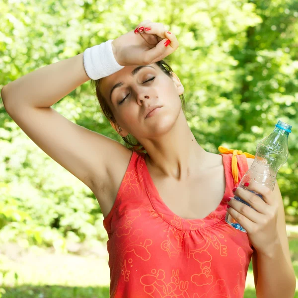 Fitness girl resting after exercising outdoors. — Stock Photo, Image