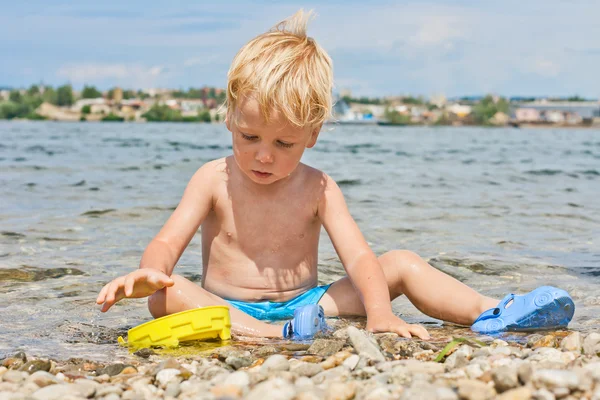 Two-year old boy playing on the beach — Stock Photo, Image
