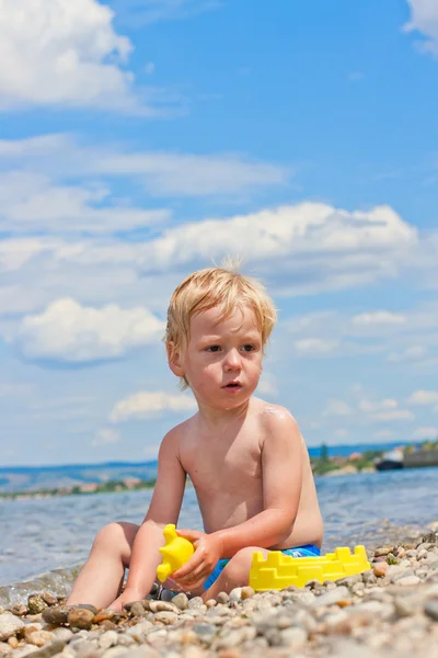 Zweijähriger Junge spielt am Strand — Stockfoto