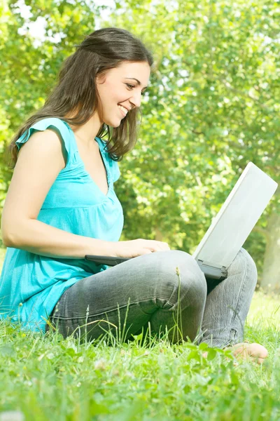 Jovem feliz usando laptop ao ar livre — Fotografia de Stock