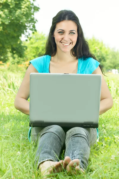 Estudante feliz bonita usando laptop ao ar livre — Fotografia de Stock