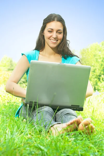Schöne glückliche Studentin mit Laptop im Freien — Stockfoto