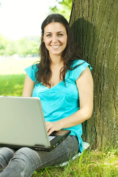 Felice giovane donna utilizzando il computer portatile all'aperto — Foto Stock