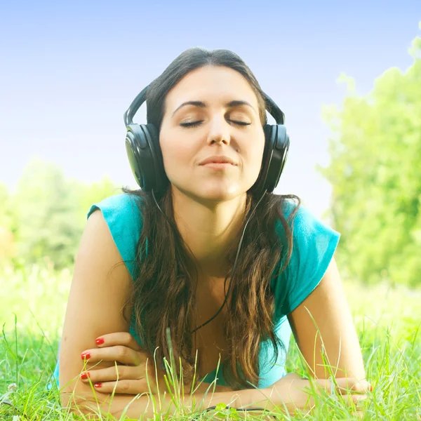 Chica relajada con auriculares escuchar los sonidos de la naturaleza —  Fotos de Stock