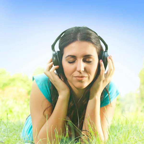 Chica relajada con auriculares escuchar los sonidos de la naturaleza — Foto de Stock