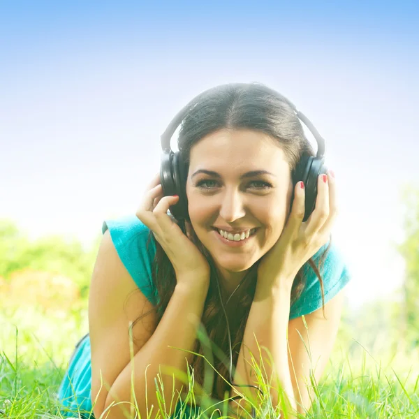 Beauty young woman with headphones outdoors — Stock Photo, Image