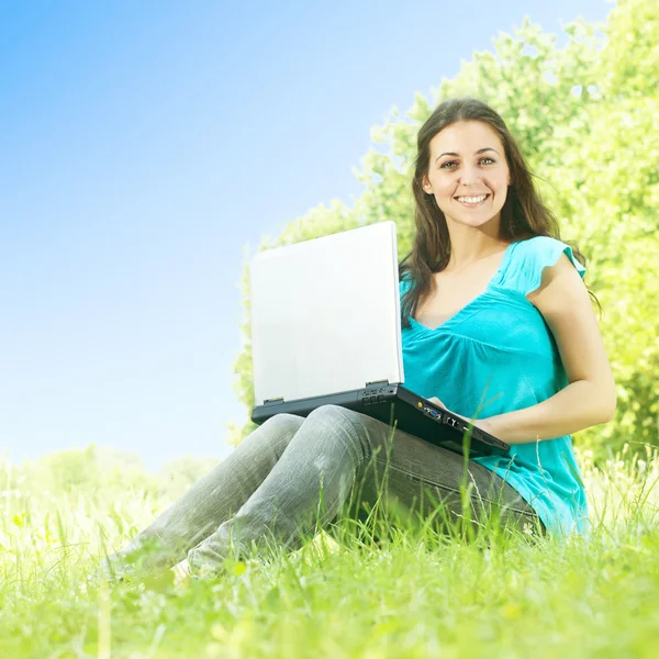 Boldog fiatal nő használ laptop szabadban — Stock Fotó