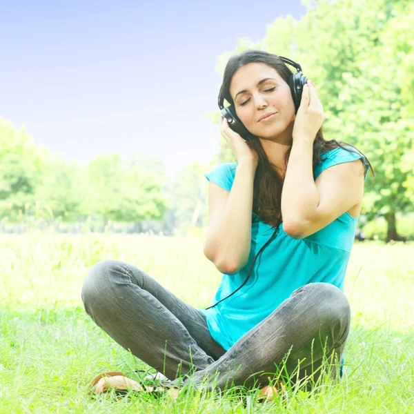 Beleza jovem com fones de ouvido ao ar livre — Fotografia de Stock