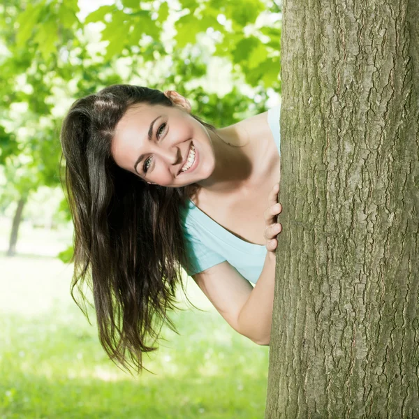 Glückliche junge Frau im Park — Stockfoto