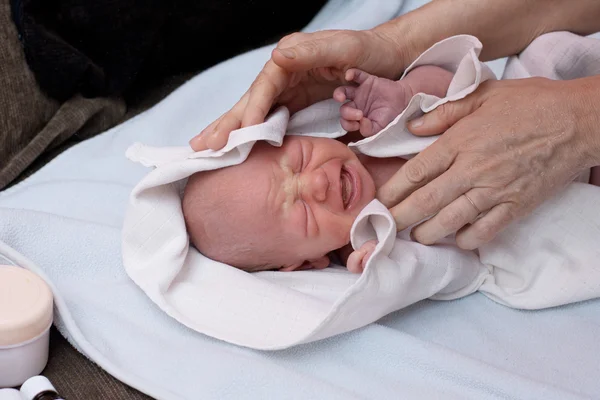 Bebê recém-nascido chorando — Fotografia de Stock