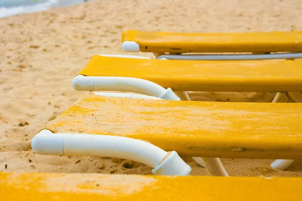 Solstolar på stranden — Stockfoto