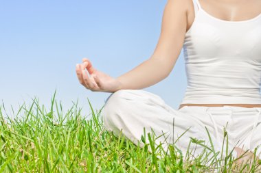 tatlı bir kadın meditasyon havada eller