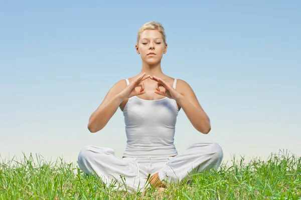 Gyönyörű nyugodt fiatal nő meditál a szabadban — Stock Fotó