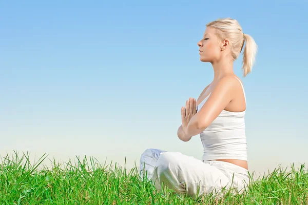 Young woman meditating outdoors — Stock Photo, Image