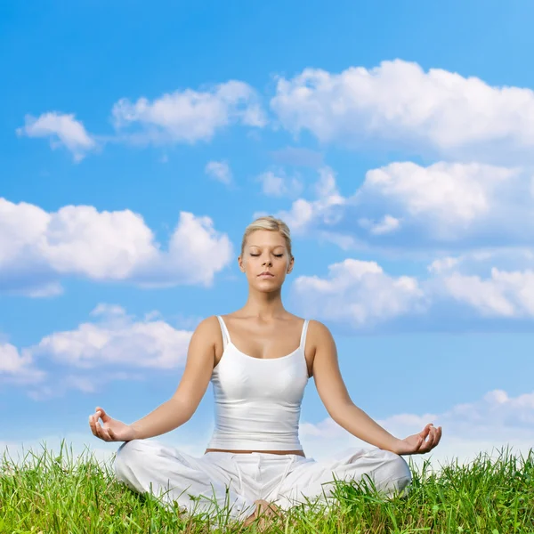 Fiatal nő meditál szabadban — Stock Fotó