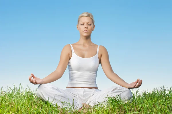 Portret spokojny młoda kobieta medytacji na zewnątrz — Zdjęcie stockowe