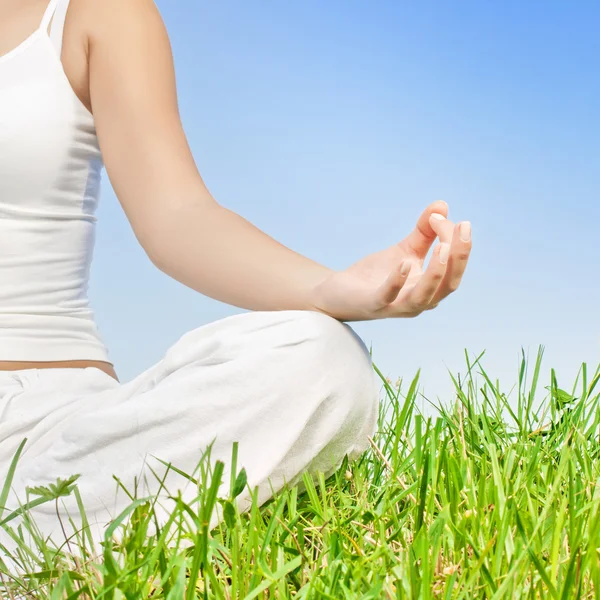 Close-up de mãos de mulher em ioga pose ao ar livre — Fotografia de Stock