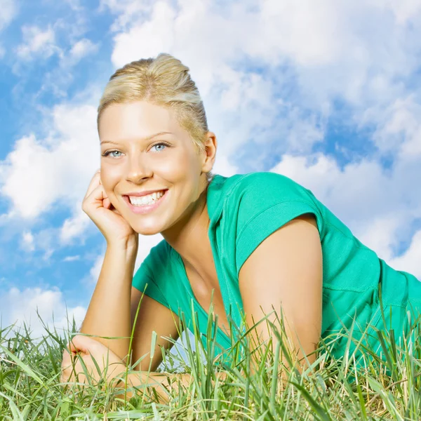 Portret van een gelukkige jonge vrouw buiten — Stockfoto