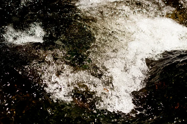 Абстрактная брызгающая вода — стоковое фото