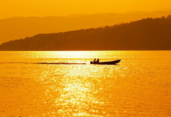 Sylwetka rybaka na rejs o zachodzie słońca — Zdjęcie stockowe